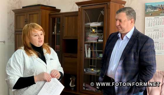 Апарат Кіровоградської обласної ради придбав сучасний коагулометр регіональному центру планування сім‘ї та репродукції людини. Обладнання голова обласної ради Сергій Шульга разом із очільником профспілки апарату Євгенієм Прокопчуком передали сьогодні, 12 жовтня.